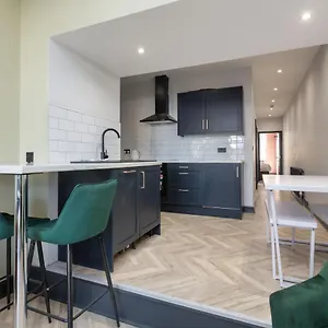 Ettie And Gigi's Apartment Blackpool