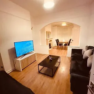 Cute Spacious 2 Bedroom House, Sleeps 8, Free Street Parking, Easy Access Lock Box Entry, 2 Minute Drive From City Centre Holiday home Liverpool