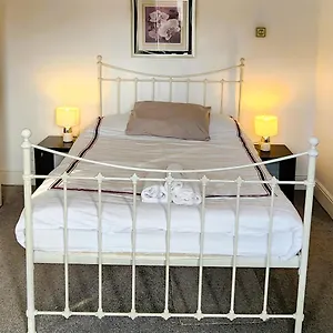 Homestay Spacious Ensuite With Charming Bay Window, Sheffield