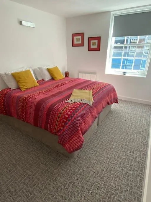 Contemporary City Centre 3 Bedroom Apartment Sheffield