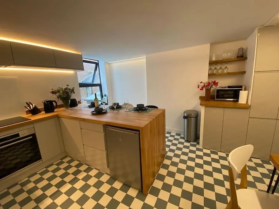 Contemporary City Centre 3 Bedroom Apartment Sheffield