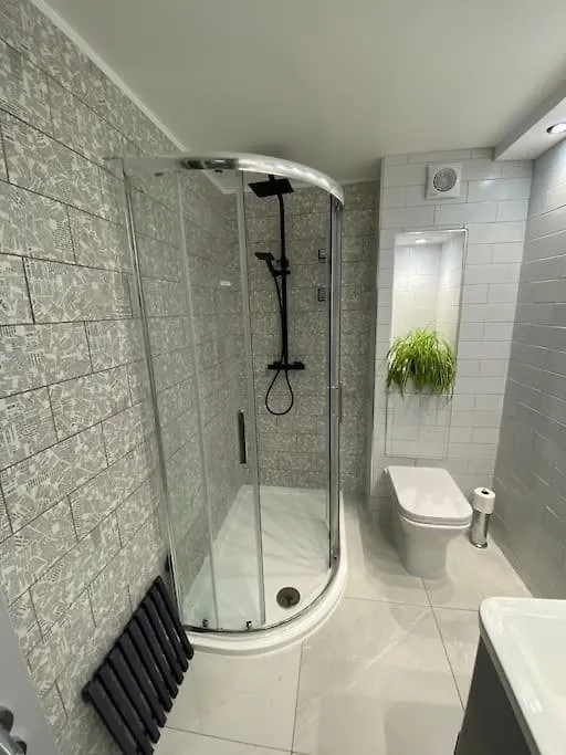 Contemporary City Centre 3 Bedroom Apartment Sheffield