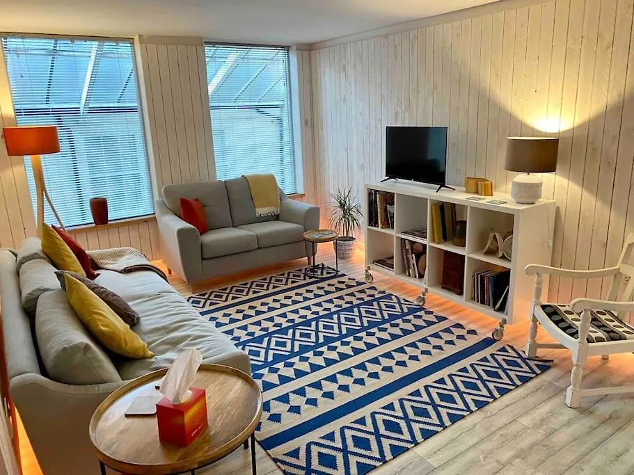 Contemporary City Centre 3 Bedroom Apartment Sheffield